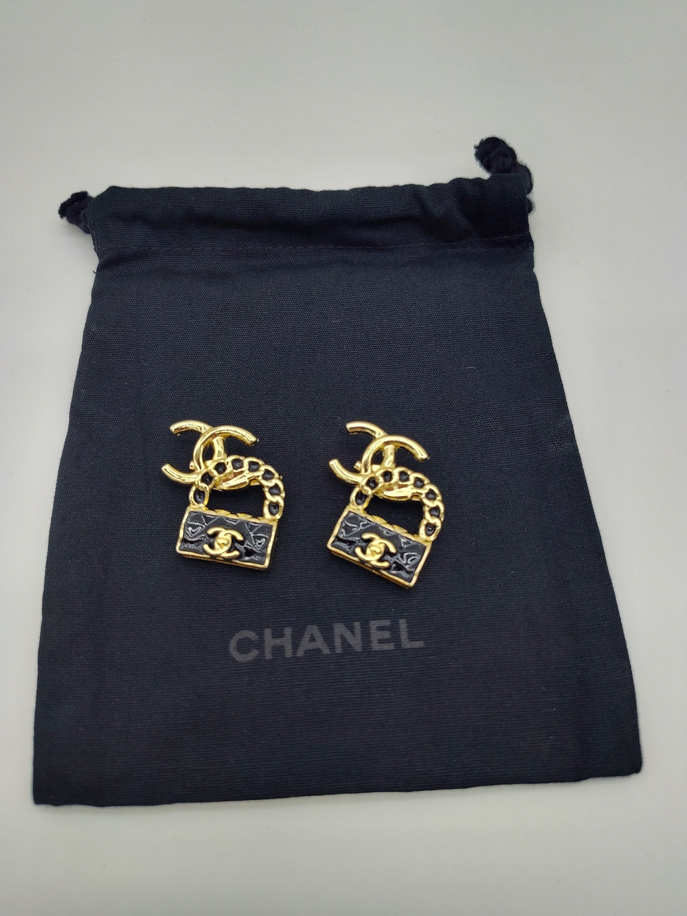 CHANEL Mini Handbag Brooch Pair Gold Tone Black Enamel CC Pins B21K And Dust Bag - Picture 1 of 5